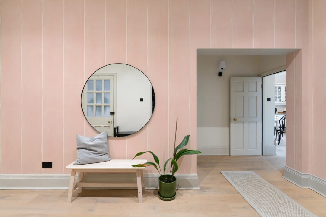 Carta da parati dipinta ad acquerello a righe verticali spesse di colore rosa