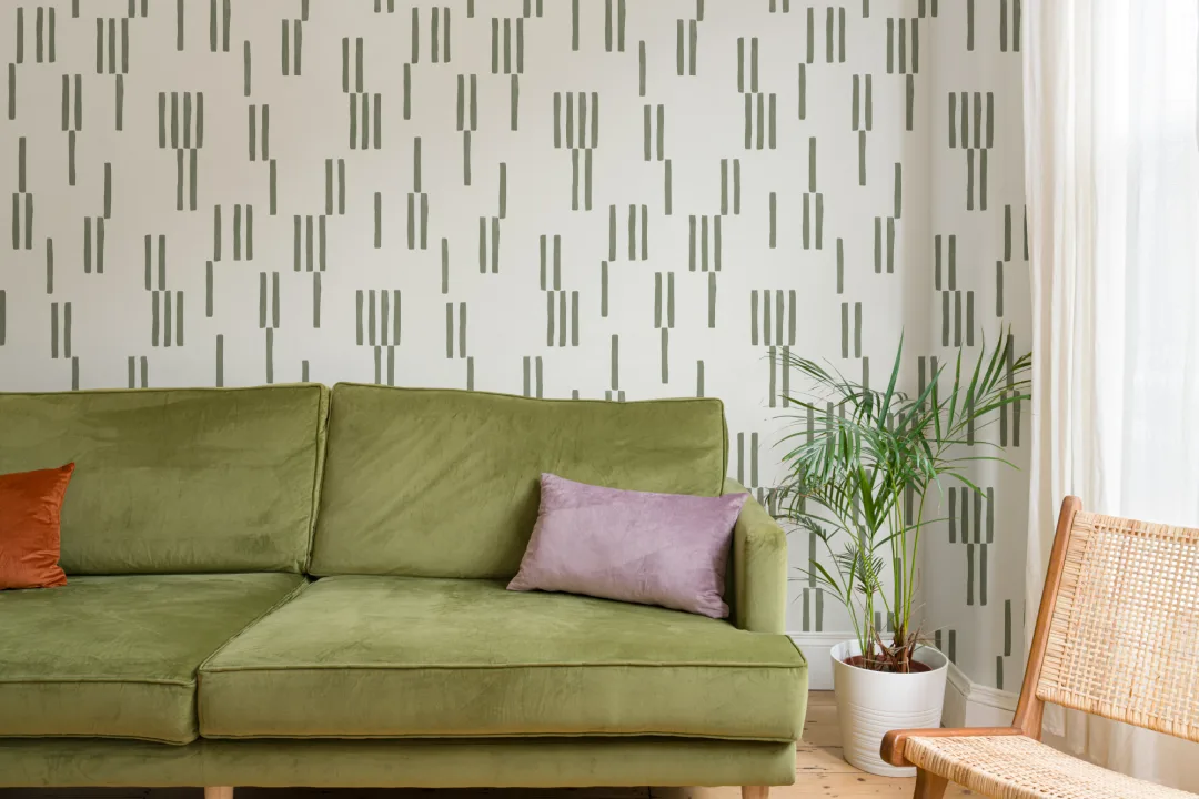 Ręcznie malowana geometryczna tapeta w pionowe linie w kolorze mchu