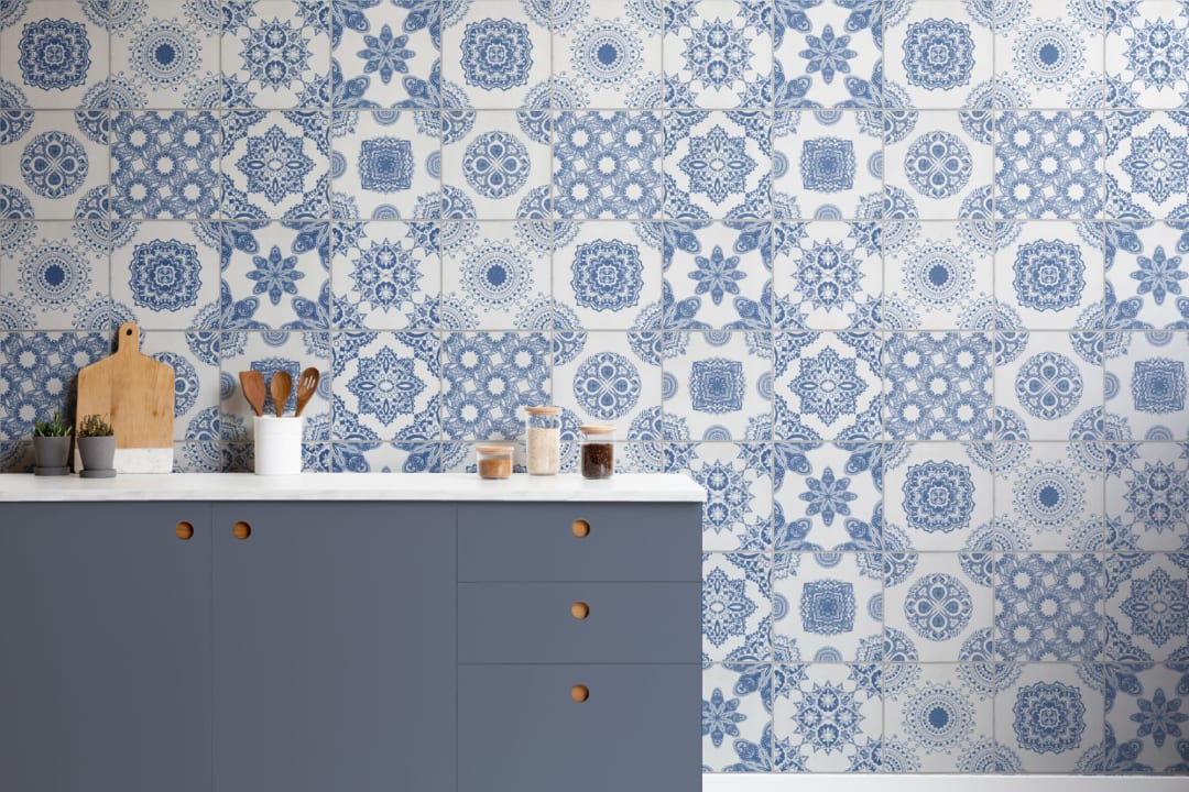 Mural de papel de parede com azulejos portugueses brancos e azuis