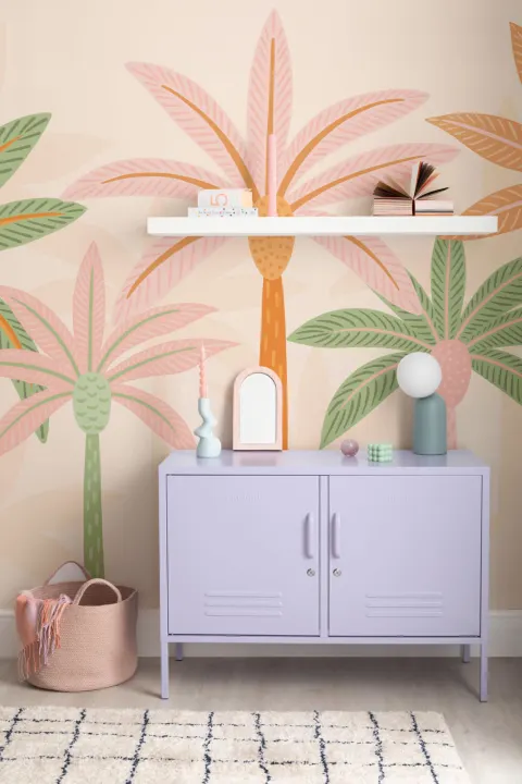 Mural Papel Pintado Colorido Estilo Boho con Palmeras Rosas y Naranjas sobre Fondo Claro