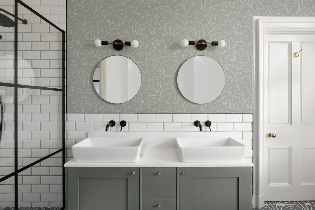 Papel Pintado Minimalista Verde con Motivo de Hojas de Monstera con Contorno Blanco