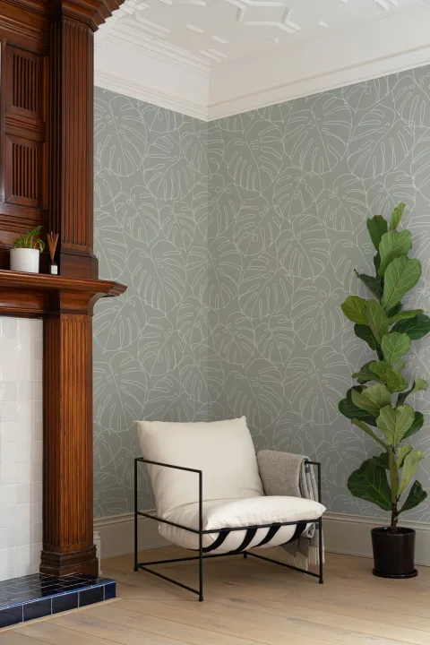 Carta da Parati Minimal Verde con Motivo di Foglie di Monstera a Contorni Bianchi