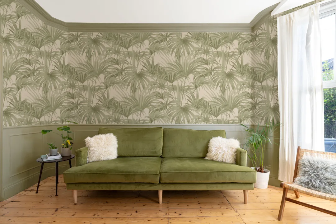 Bower Brown Vintage Palm Botanical Behang in groen en beige tinten