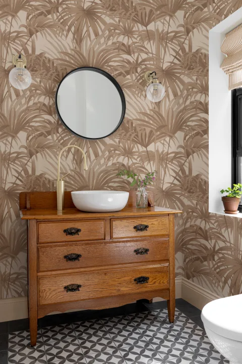 Papel pintado Bower Brown Vintage Palm Botanical en tonos cálidos y terrosos