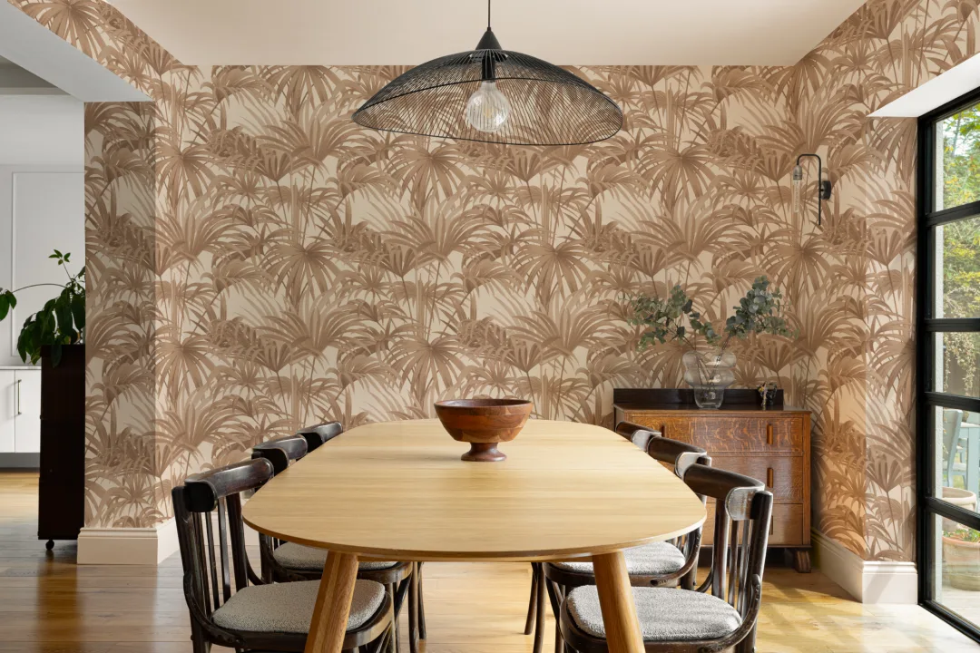 Bower Brown Vintage Palm Botanisk tapet i varme jordfarger