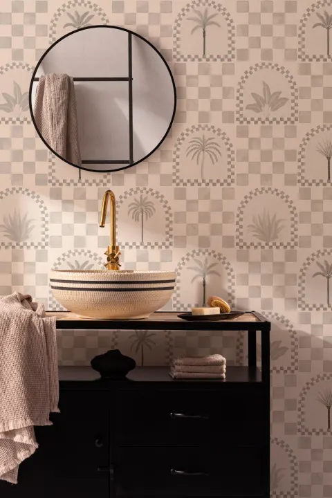 Mural de azulejos y arcos de palmeras mediterráneas beige