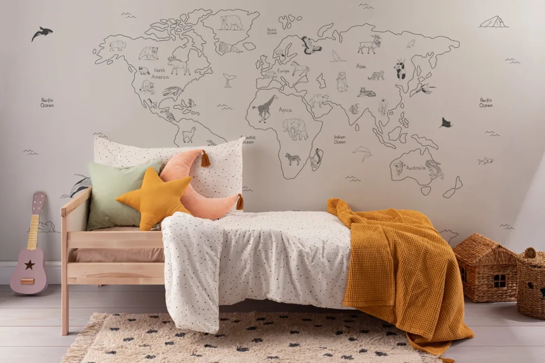 Mural Papel Pintado Mapamundi con Animales en Tonos Neutros