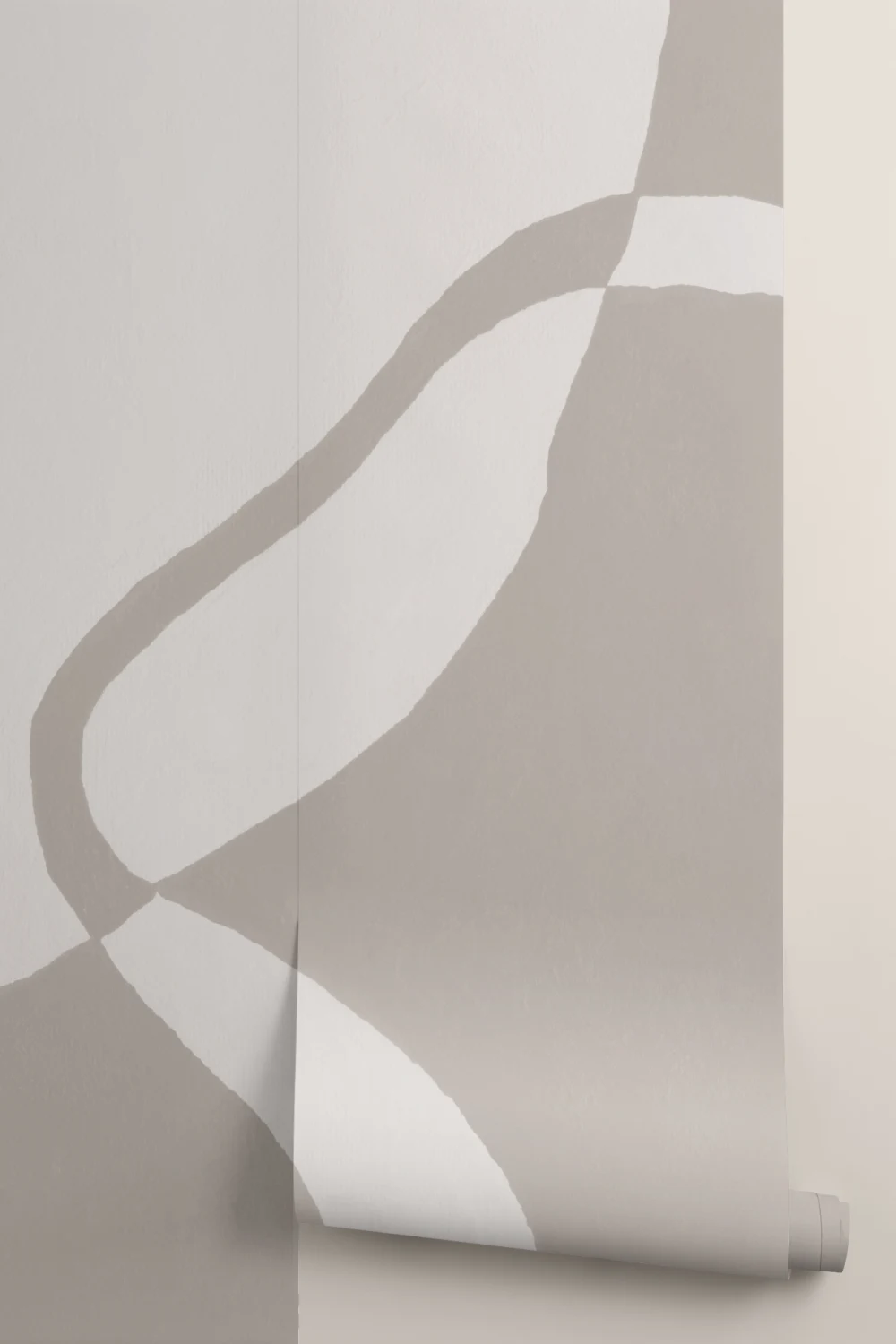 Mural de formas curvas pintado a mano en beige suave con textura de yeso