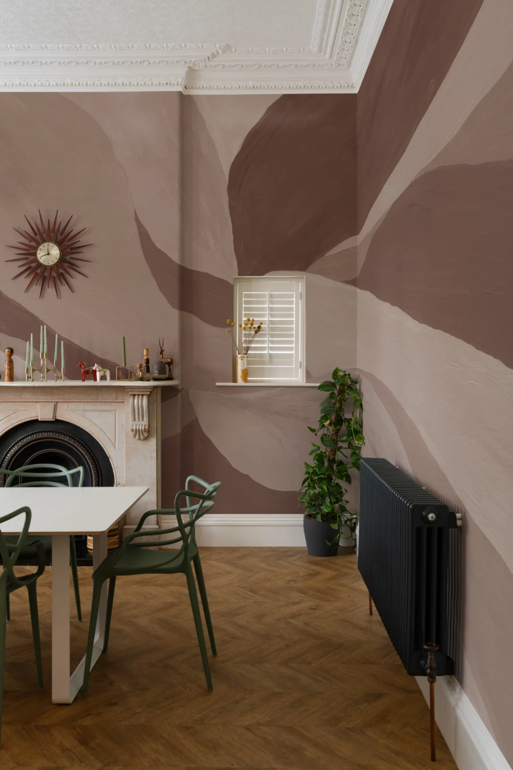 Peinture murale abstraite de feuilles en terre cuite