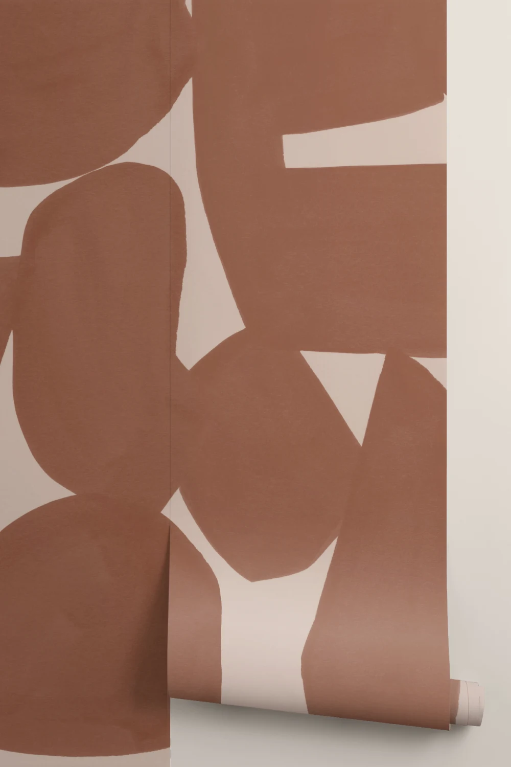 Mural de formas abstractas pintadas à mão em terracota