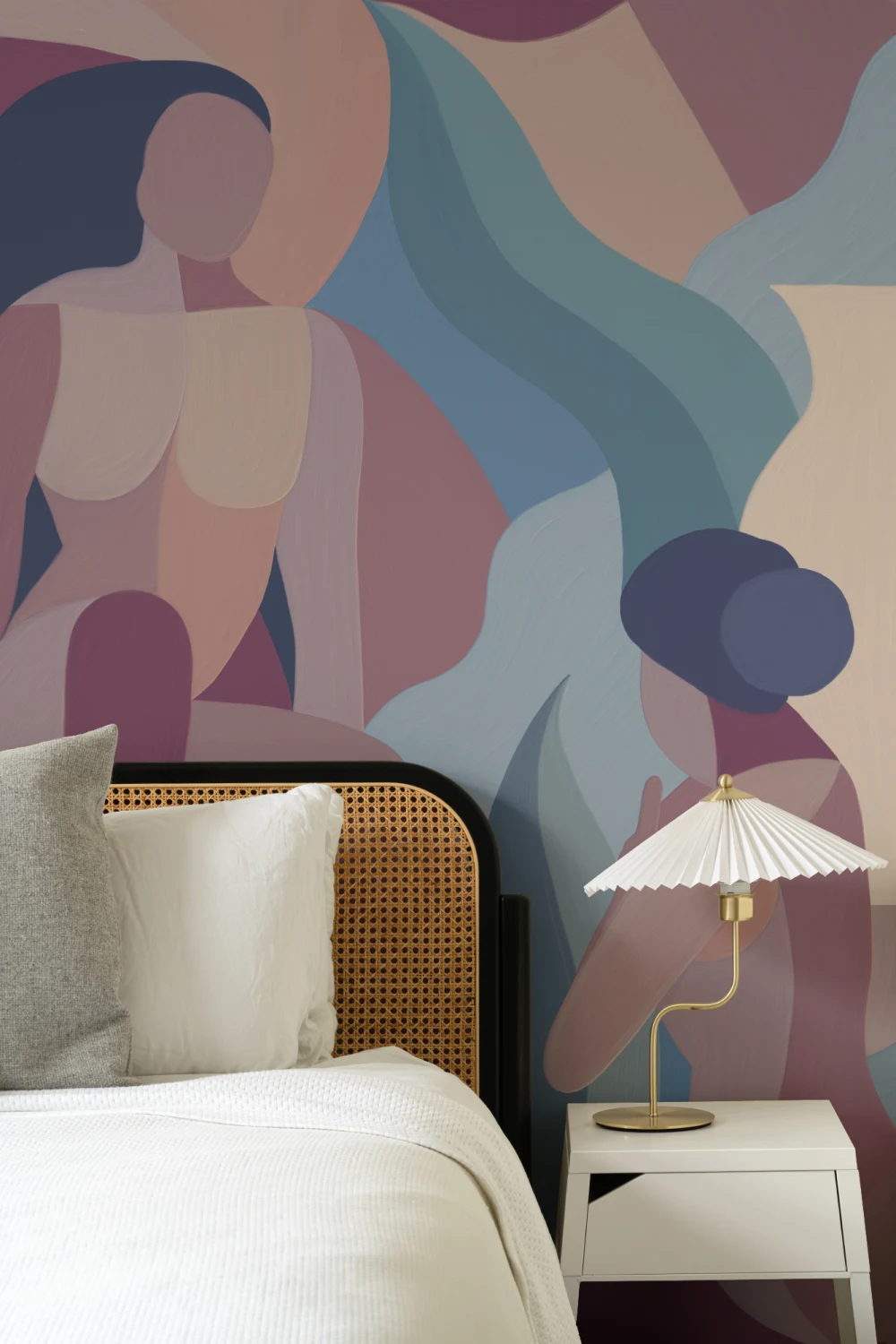 Mural de papel pintado a mano con formas femeninas en malva y azul