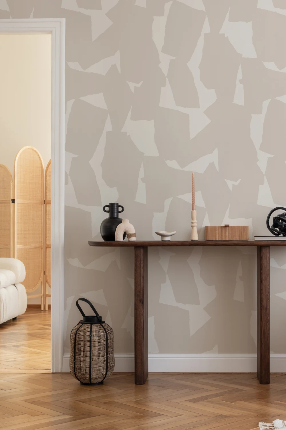 Abstrakte Mustertapete mit grafischem Druck in Beige