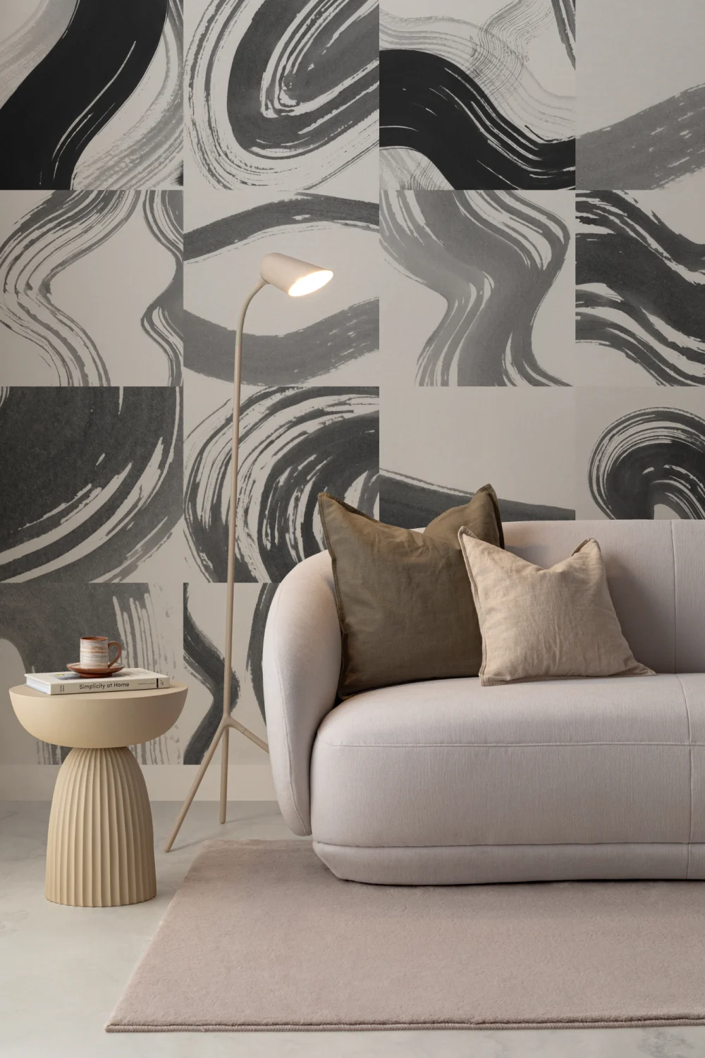 Mural de azulejos pretos com formas abstractas a tinta