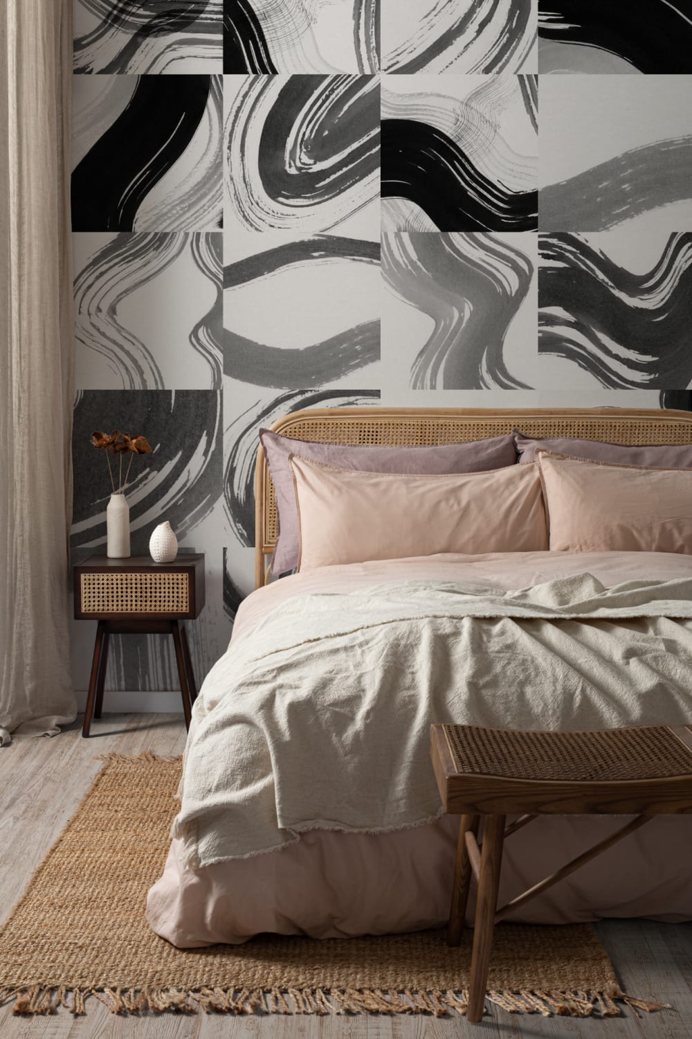 Mural de azulejos pretos com formas abstractas a tinta