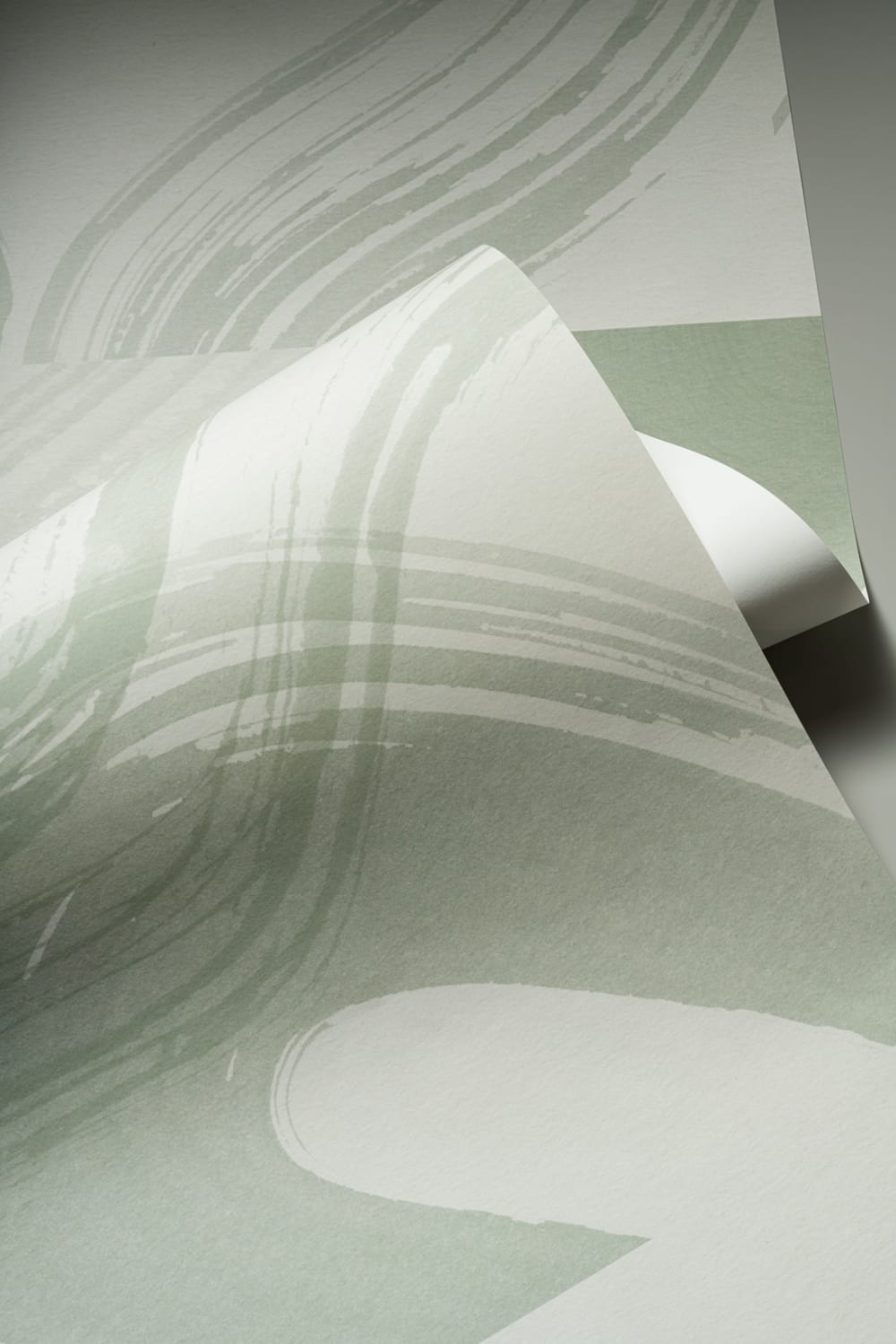 Mural de formas abstractas a tinta com azulejos verdes
