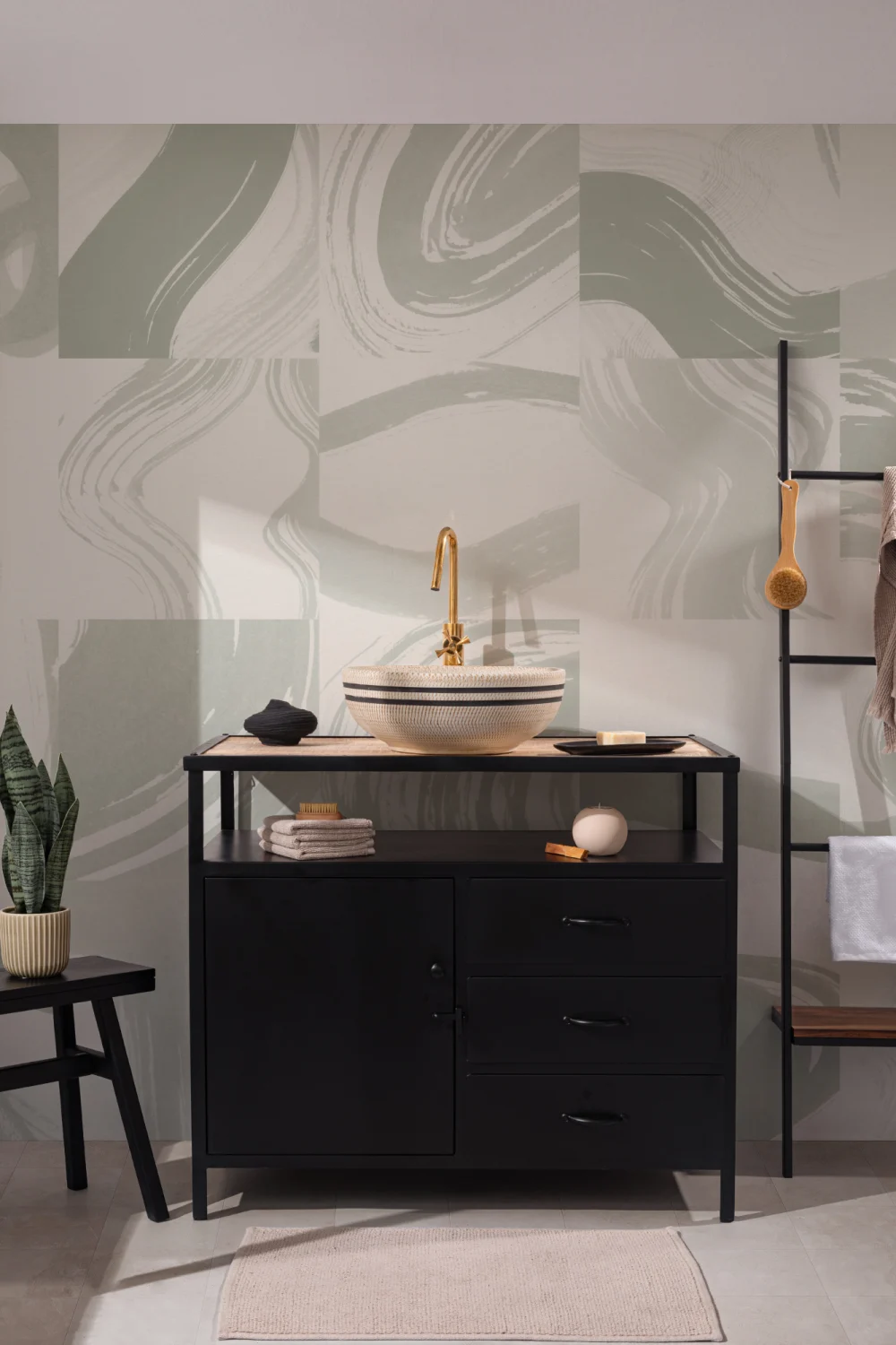 Mural de formas abstractas a tinta com azulejos verdes