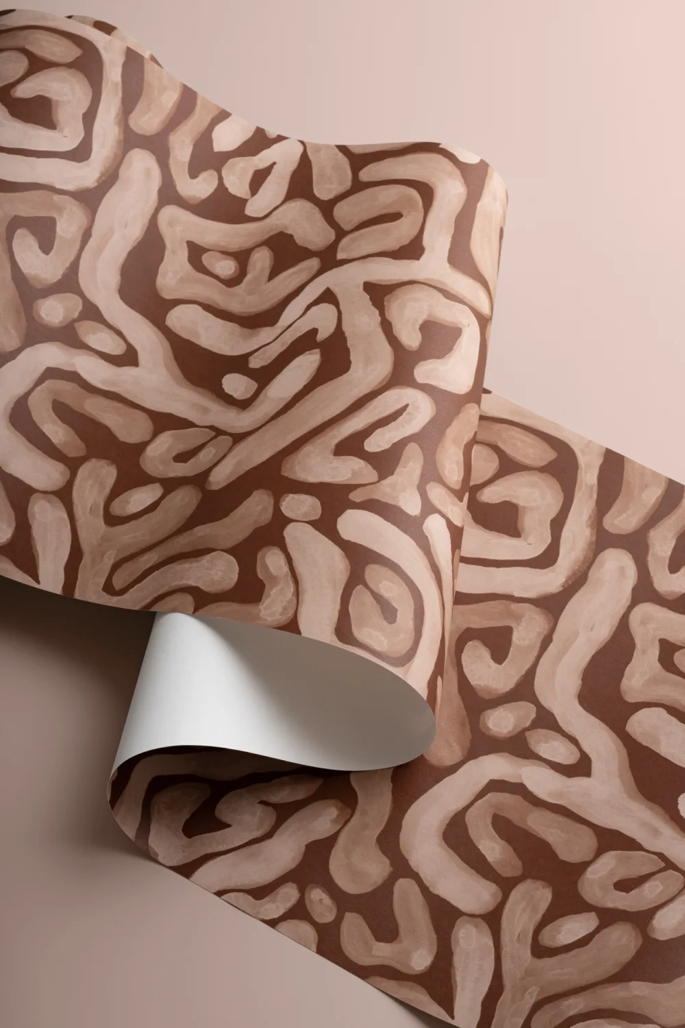 Papel pintado con patrón de laberinto orgánico pintado a mano en terracota