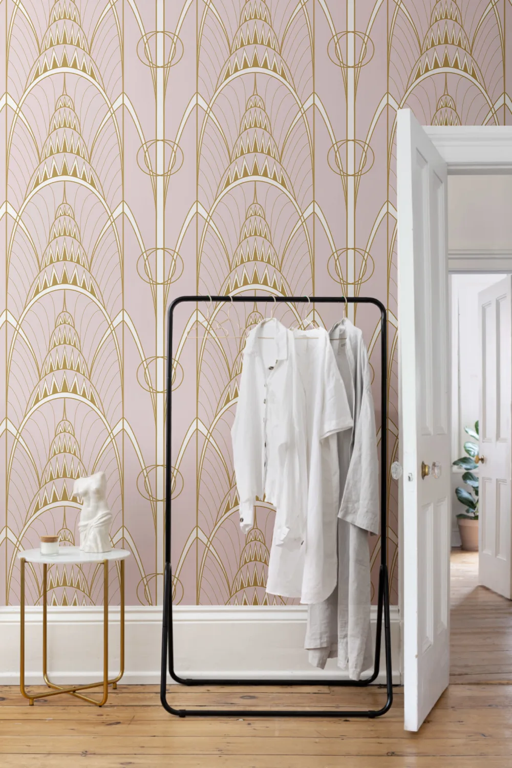 Carta da Parati Rosa in Stile Art Déco con Motivo Guglia del Chrysler Building