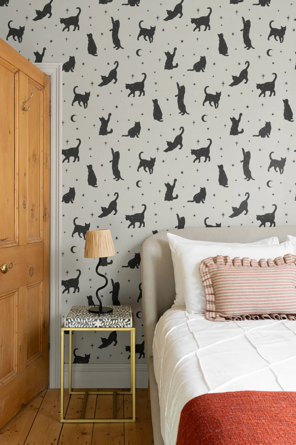Mural Papel Pintado Blanco y Negros con Motivo de Gatos y Estrellas