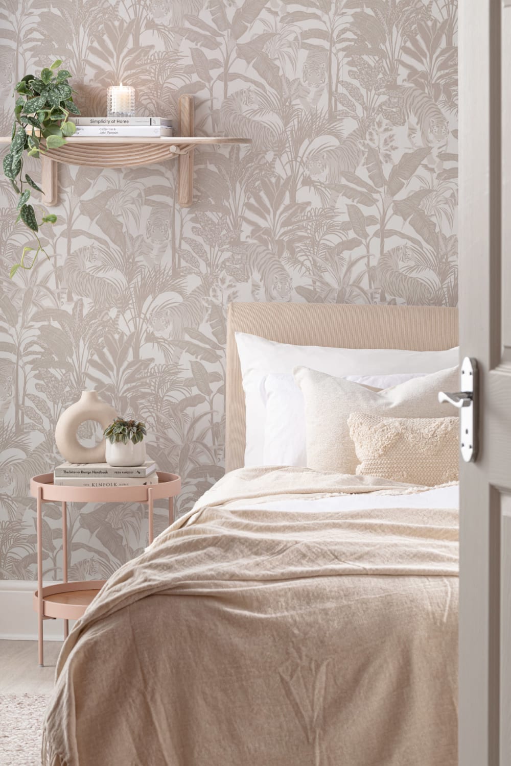 Beige Tropische Tiger Mustertapete mit Dschungel Pflanzen