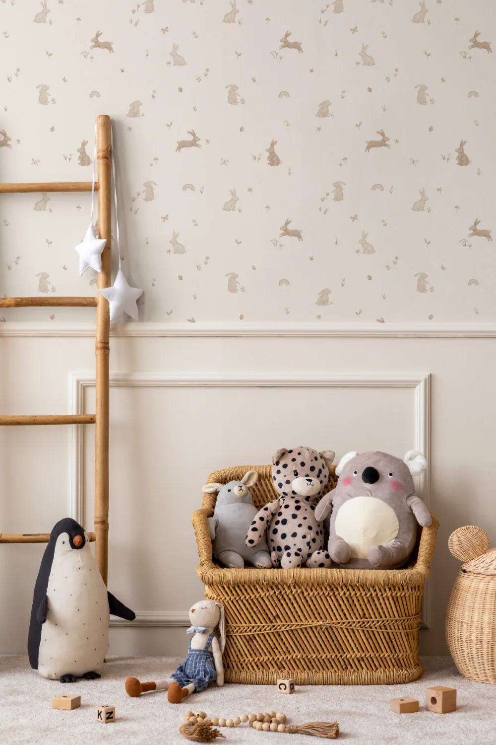 Papel de parede com padrão de animais coelhinhos em tons neutros para quarto infantil