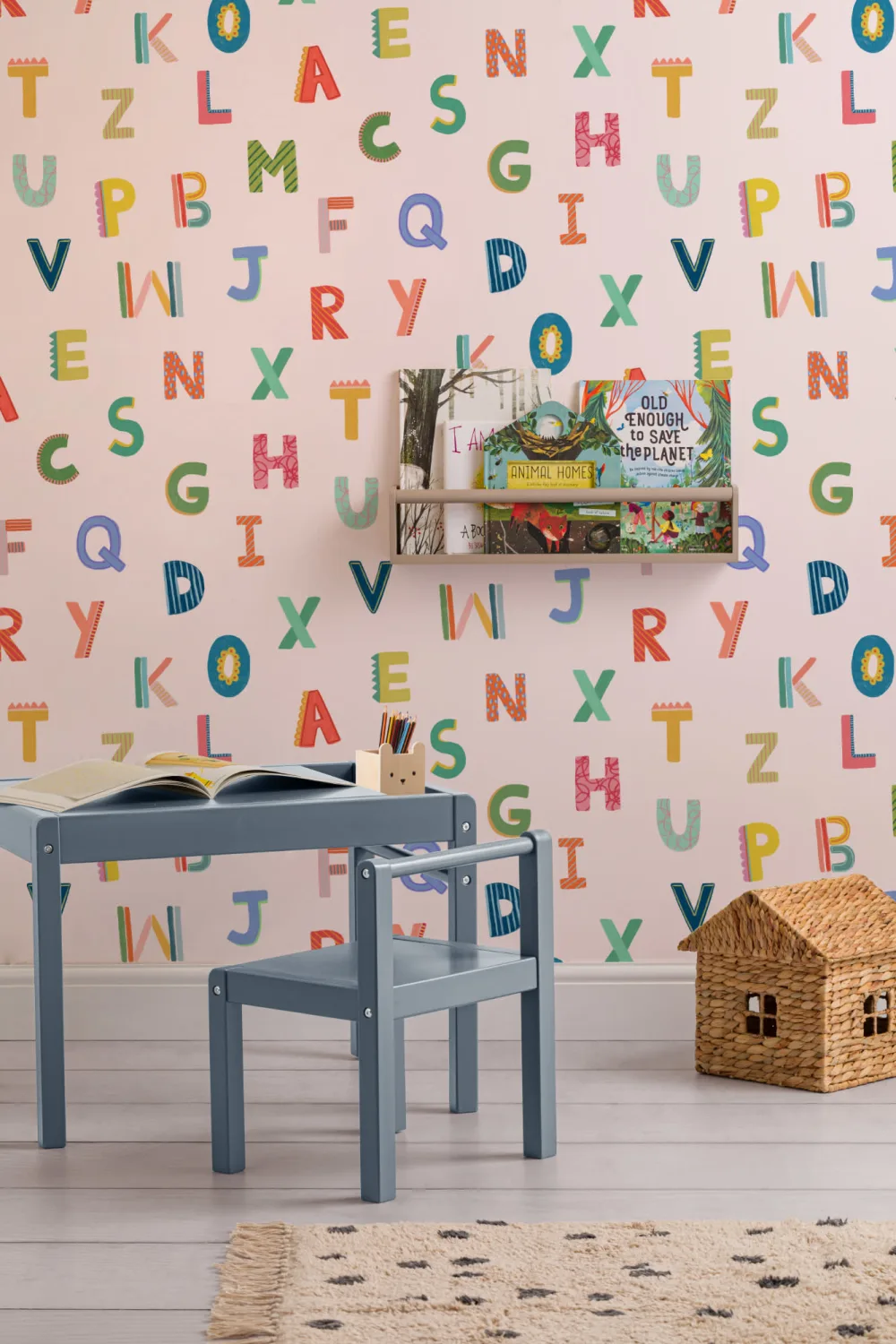 Carta da parati rosa colorata per bambini con alfabeto