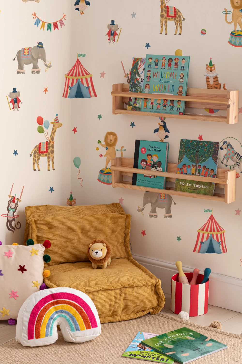 Papier peint beige des animaux du cirque pour les enfants
