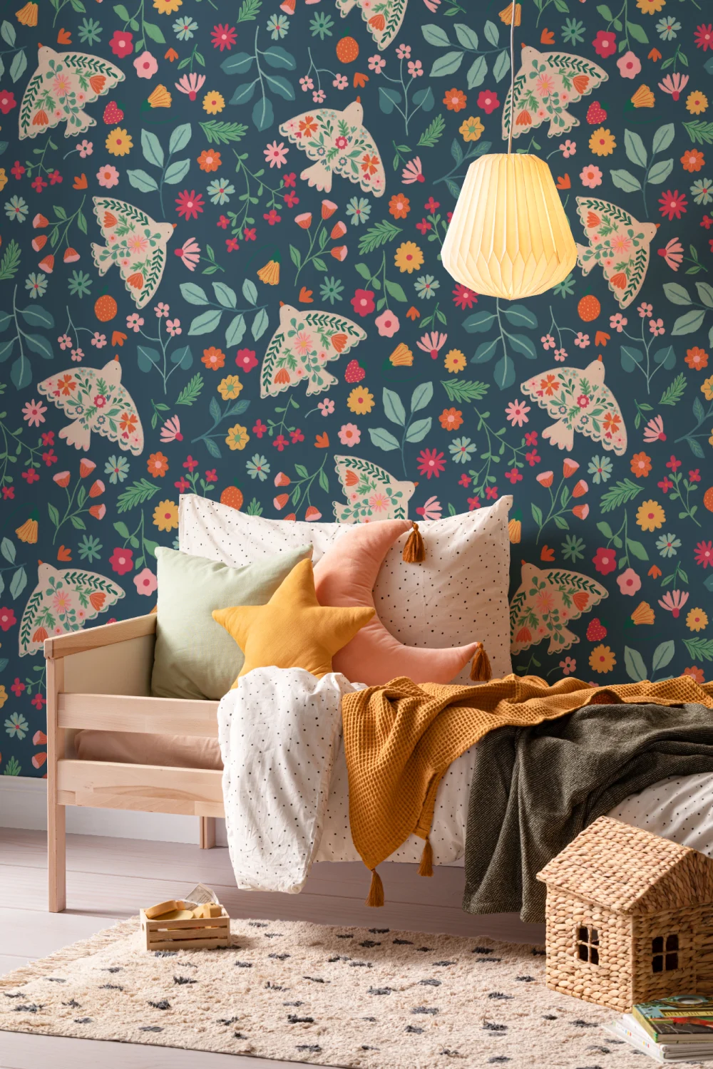 Papel de parede com motivos florais e pássaros escandinavos azuis escuros