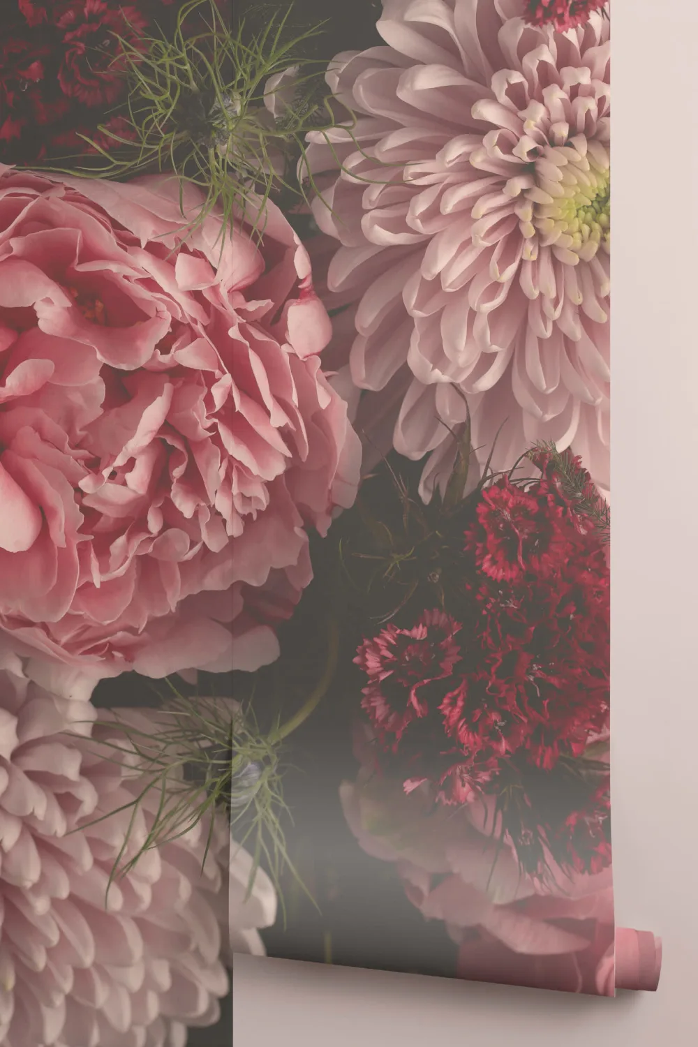 Roze Fotografisch Oversized Donker Stemmig Bloemen Behang Muurschildering