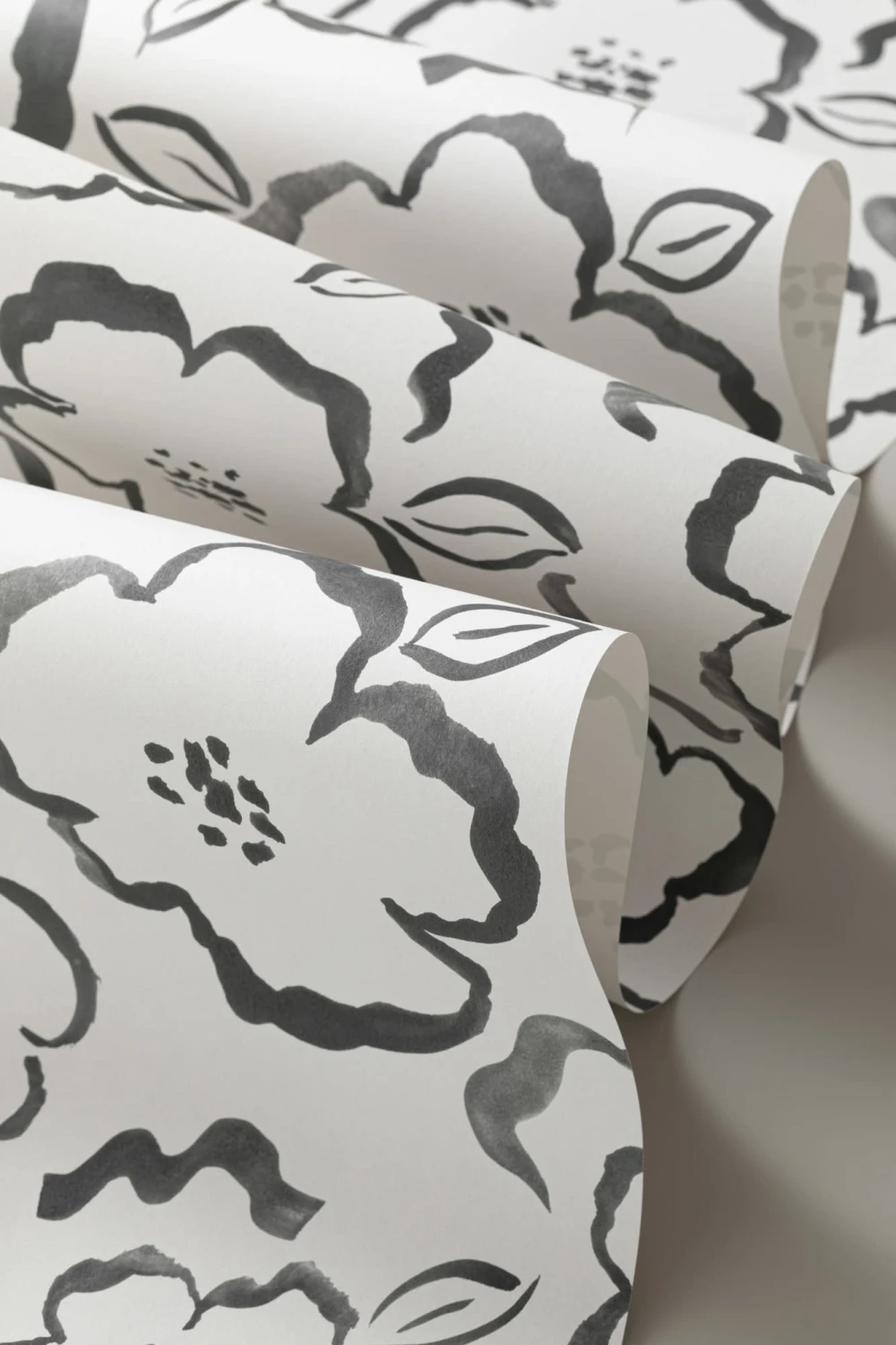 Papel de parede com padrão de repetição floral abstrato de pintura a preto e branco