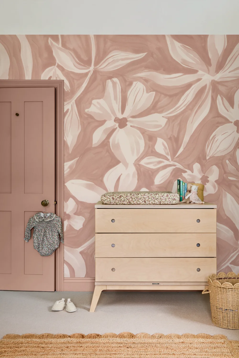 Mjuk beige blommig mural-tapeter för utsökta rum