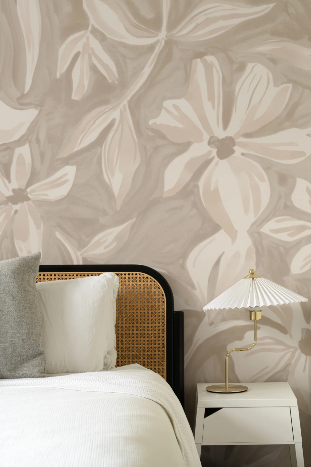 Papier peint panoramique floral beige élégant pour des intérieurs sereins