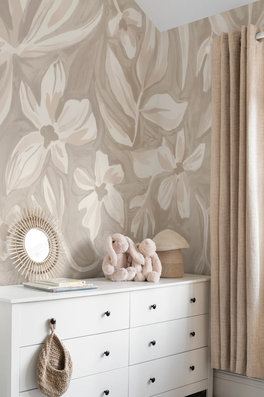 Papier peint panoramique floral beige élégant pour des intérieurs sereins