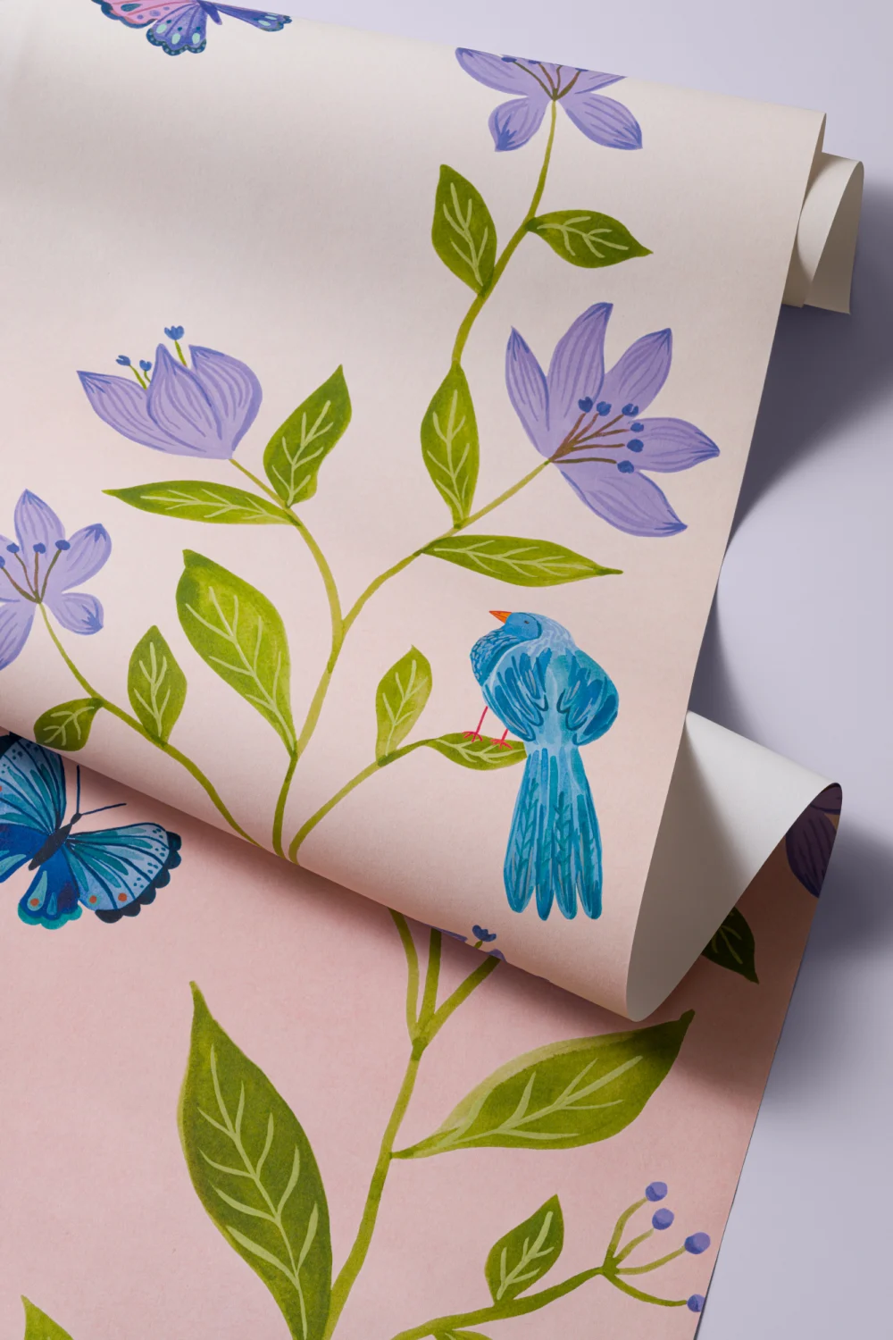 Carta da parati rosa con piante rampicanti