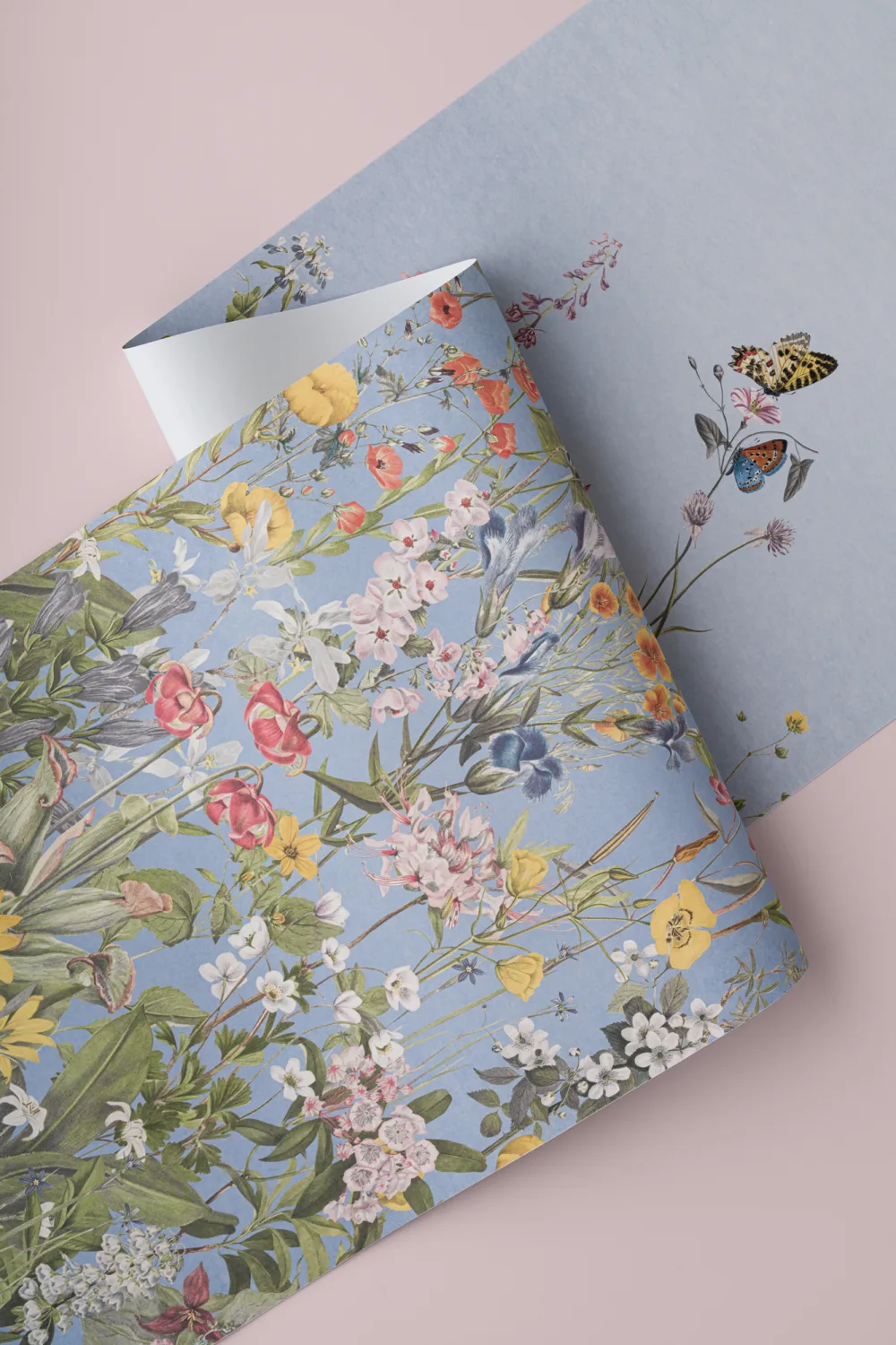 Blauwe muurschildering van wilde bloemen en vlinders