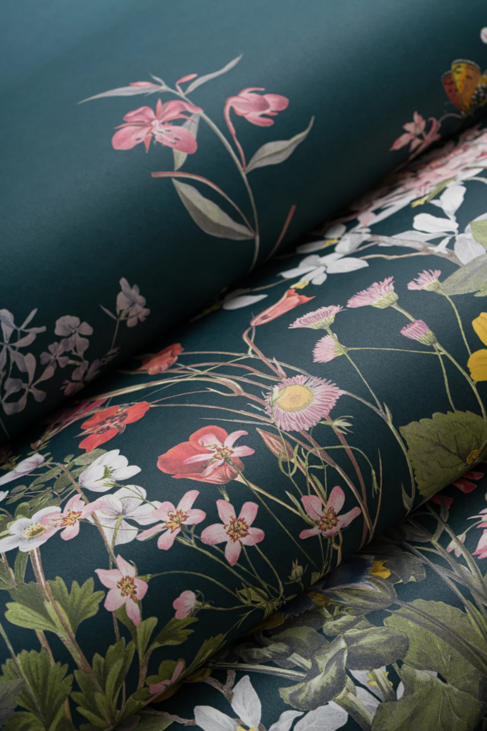 Mørkeblåt Ombre fototapet med vilde blomster og sommerfugle