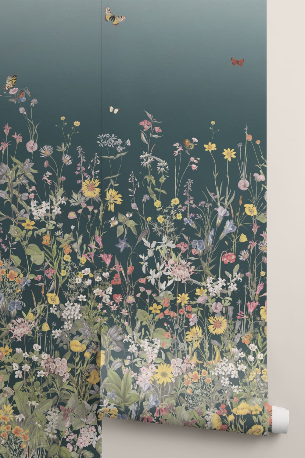 Mørkeblåt Ombre fototapet med vilde blomster og sommerfugle