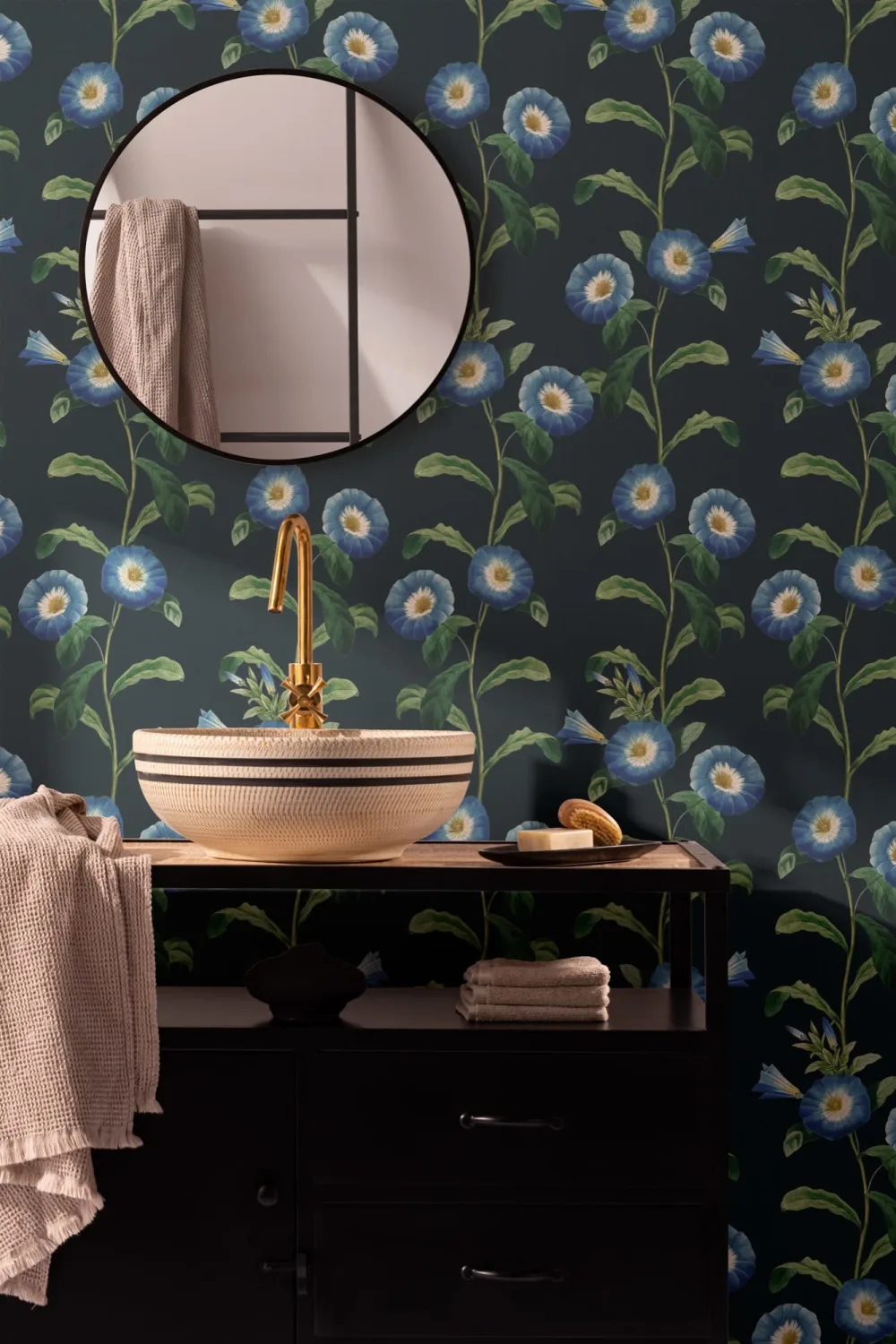 Papel de parede floral Leafy Bright Blue Petunia
