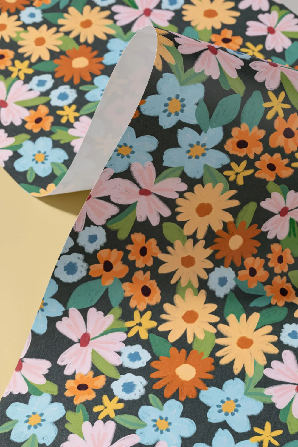 Bright Multicolor Playful Floral Print Tapet