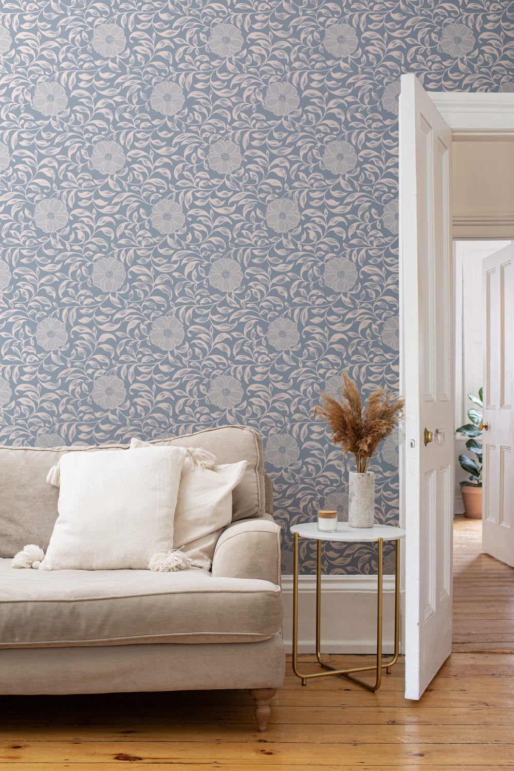 Carta da parati chinoiserie con ornamenti di peonie in blu