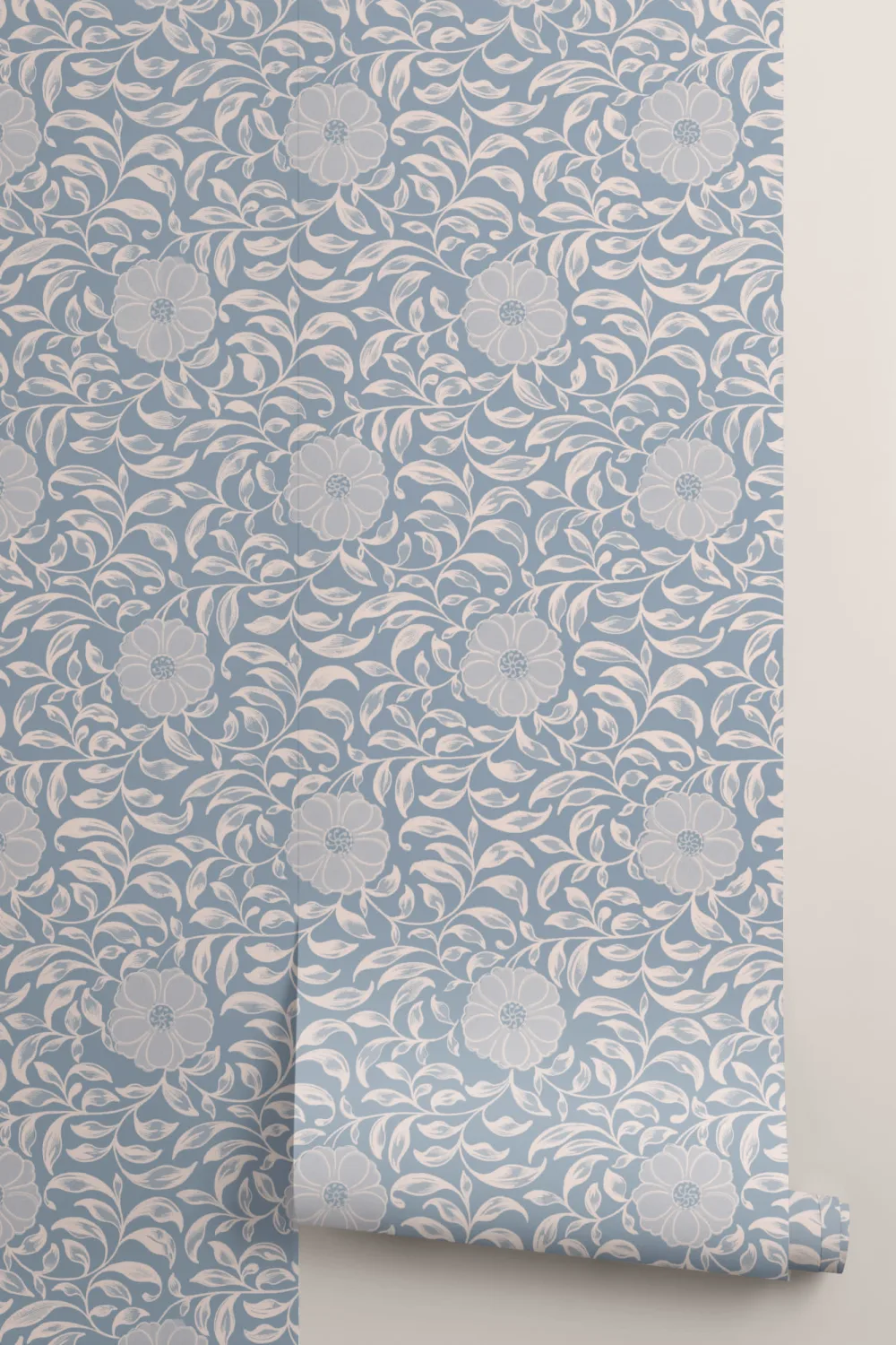 Carta da parati chinoiserie con ornamenti di peonie in blu