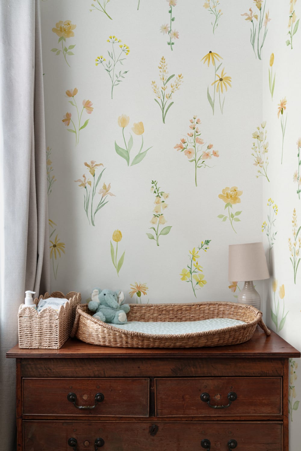 Gul blomsterfototapet med vilde blomster til en frisk og lys stemning