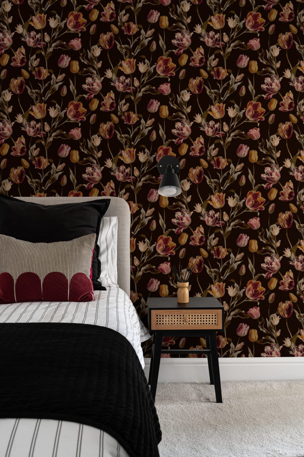 Elegância floral vintage escura para paredes de destaque