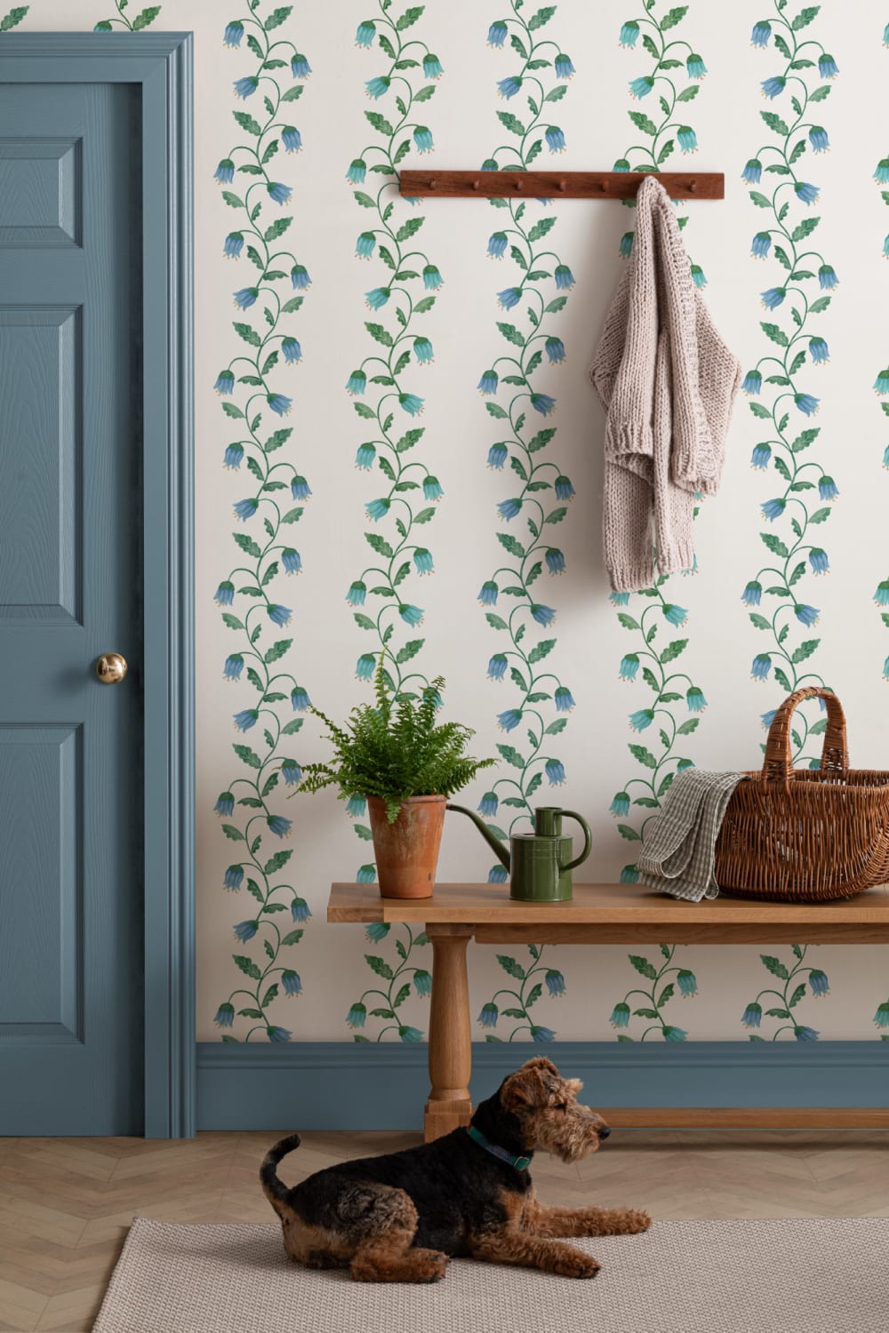 White Striped Wavy Hyacinth Wallpaper