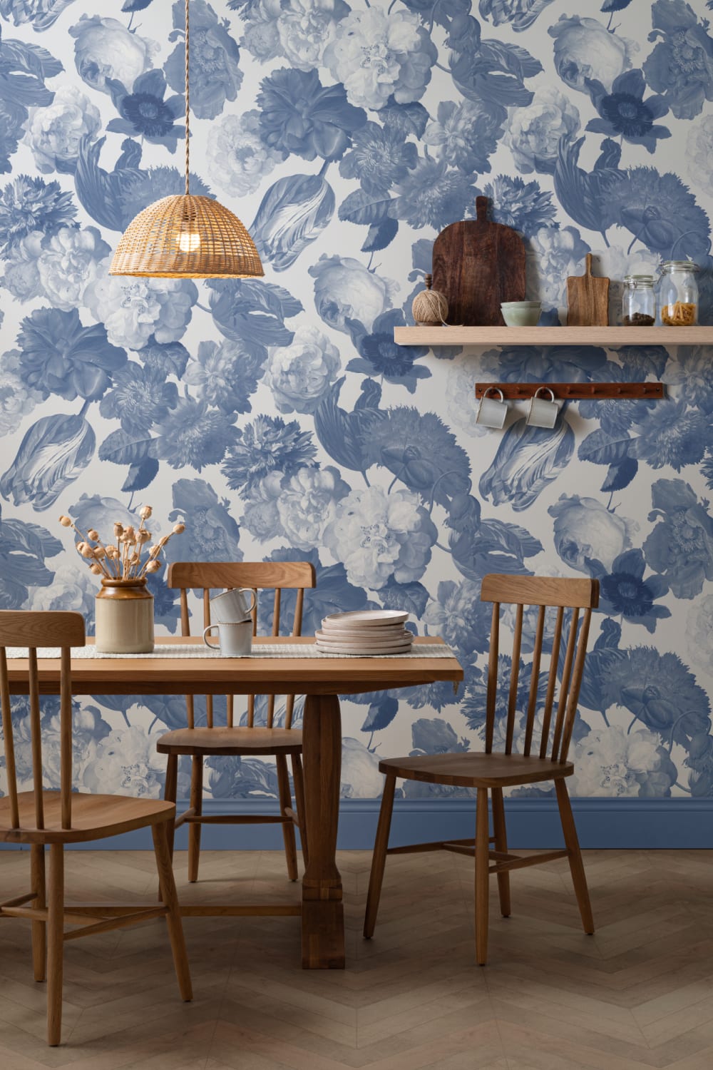 Mural de papel pintado en azul con flores a gran escala