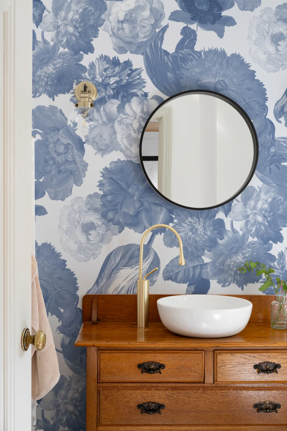 Mural de papel pintado en azul con flores a gran escala