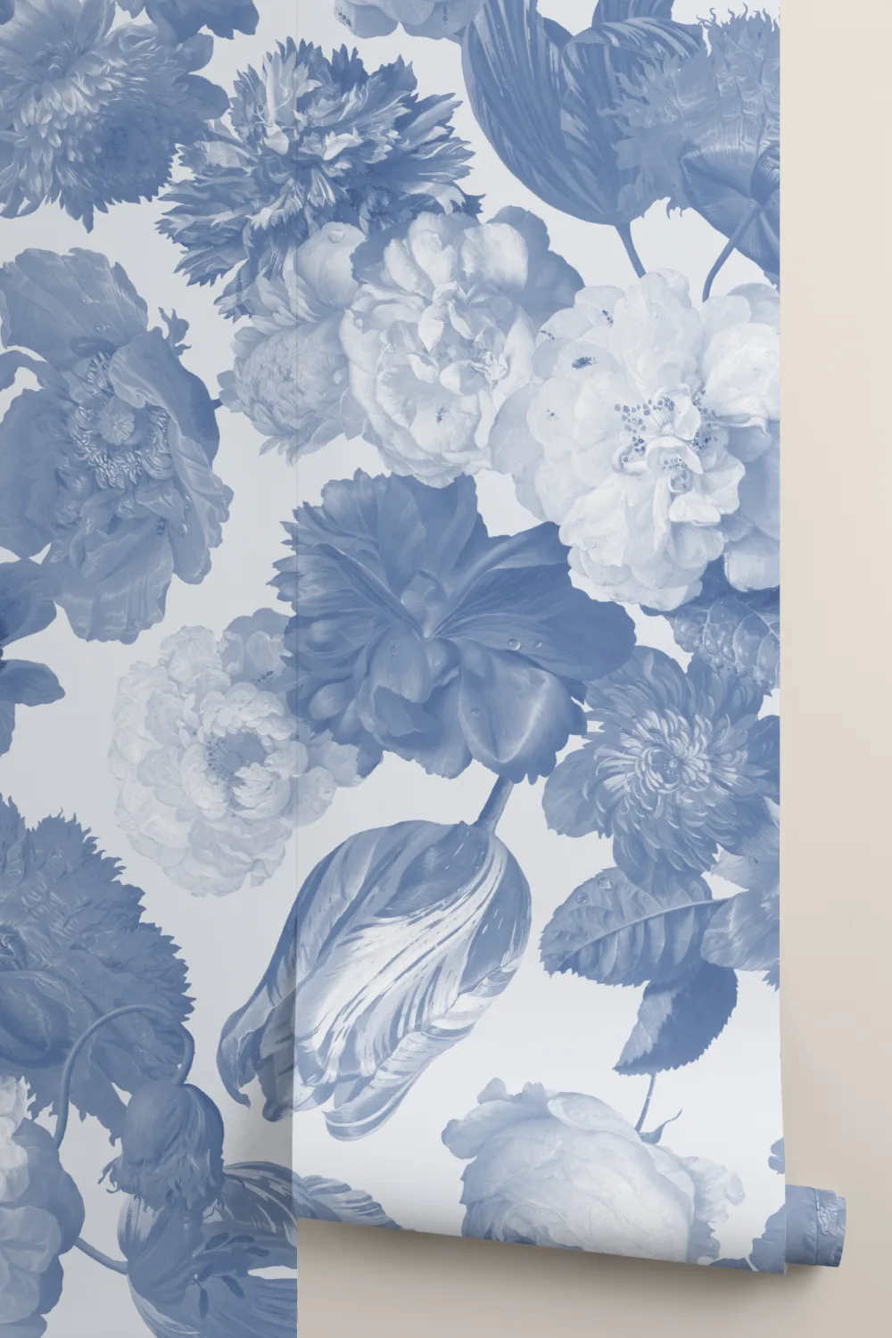 Mural de papel pintado en azul con flores a gran escala
