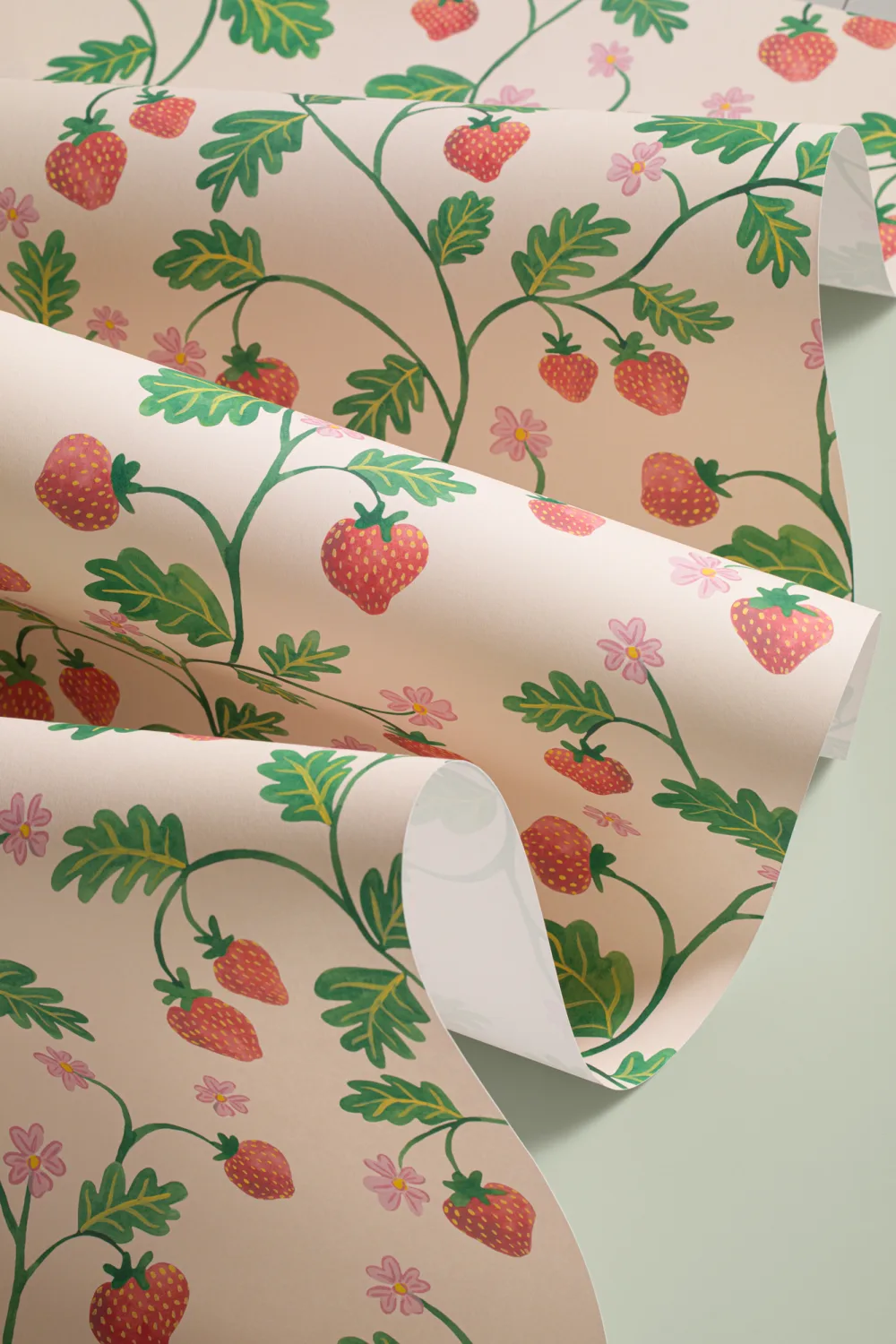 Carta da parati beige vintage acquerellata con fragole e fogliame
