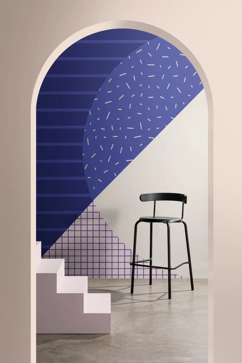 Niebiesko-różowa geometryczna tapeta ścienna w stylu Memphis