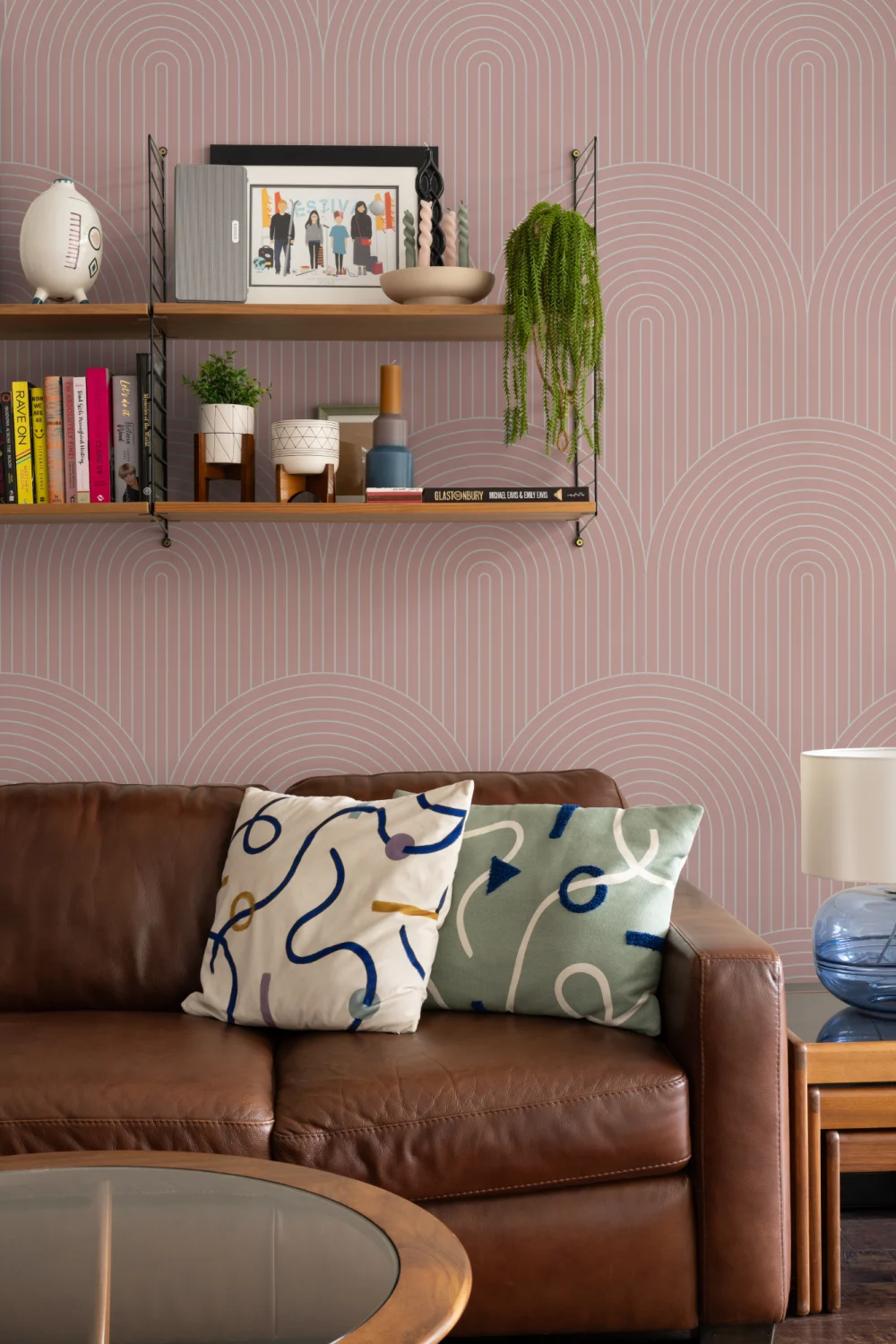 Papel de parede geométrico cor-de-rosa com padrão de repetição de laço de riscas finas